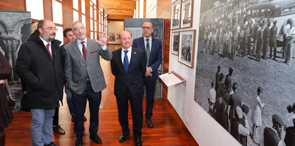 Javier Lambán y Félix Longás en San Juan de la Peña. LUIS CORREAS Gobierno de Aragon