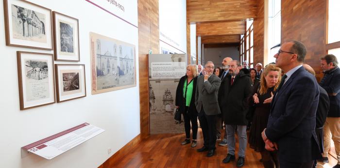 Javier Lambán en San Juan de la Peña, durante la inauguración de la exposición ‘Viajeros y fotógrafos en San Juan de la Peña 1840-1980’, en San Juan de la Peña. LUIS CORREAS Gobierno de Aragon