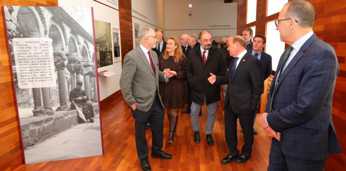 Javier Lambán en San Juan de la Peña, durante la inauguración de la exposición ‘Viajeros y fotógrafos en San Juan de la Peña 1840-1980’, en San Juan de la Peña. LUIS CORREAS Gobierno de Aragon