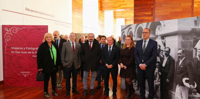 Javier Lambán en San Juan de la Peña, durante la inauguración de la exposición ‘Viajeros y fotógrafos en San Juan de la Peña 1840-1980’, en San Juan de la Peña. LUIS CORREAS Gobierno de Aragon