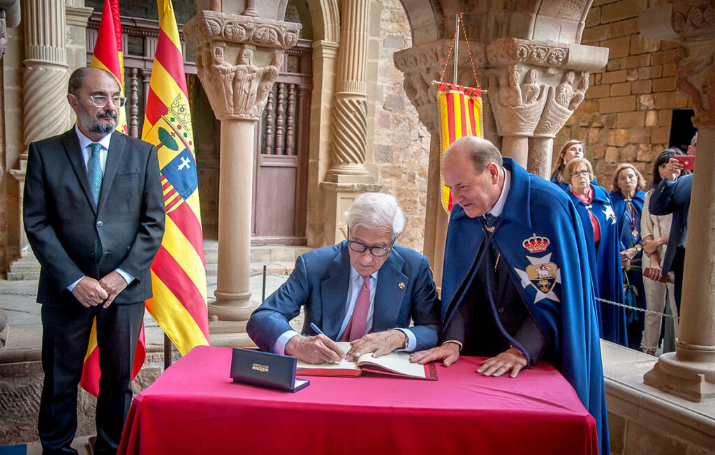 Alfonso Martínez de Irujo y Fitz-James Stuart en el acto de la Hermandad